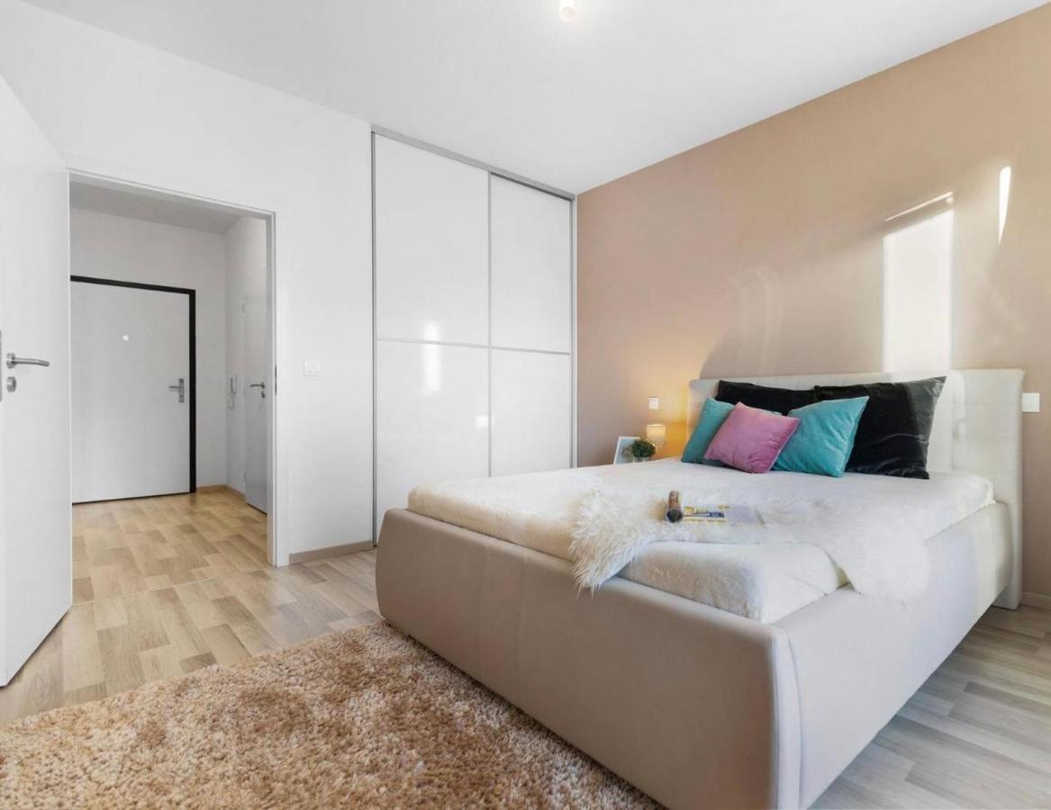 Sunflower - Modern Large Charming Apartment With Balcony Μπρατισλάβα Εξωτερικό φωτογραφία